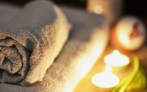 des petites bougies allumées et deux serviettes roulées